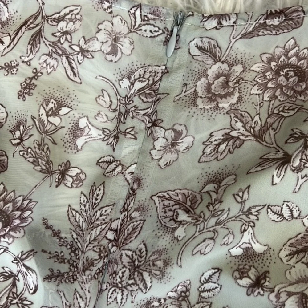 LUSH FLORAL‎ ROMPER - Picture 5 of 7